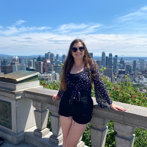 Meet your Posher, Hannah! - Picture 2 of 5